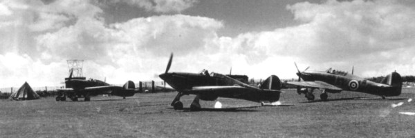 Hawker_Hurricane_I_-_32_sq_skupina_19400729_foto_600x200.jpg, 25kB